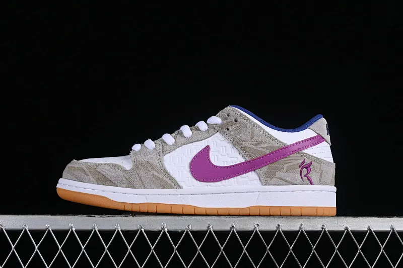 All Categories Nk SB Dunk Series Nk SB Dunk Low Low-top sneakers Cost-effective version Rayssa Leal x Nk SB Dunk Low Brazilian skateboarding goddess joint model SB low-top casual sneakers FZ5251-001